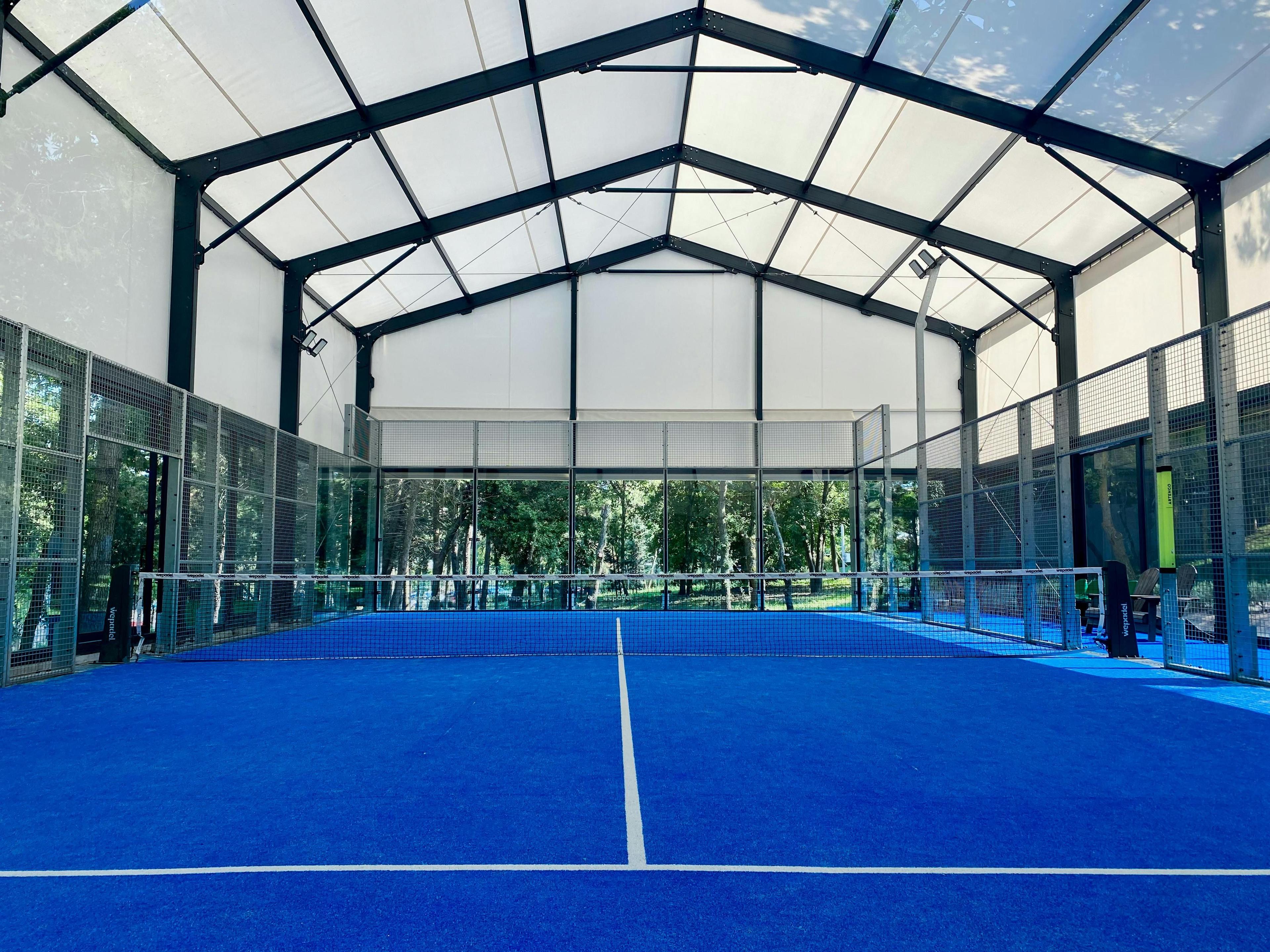 How to play padel against better players: smart tactics for intermediates